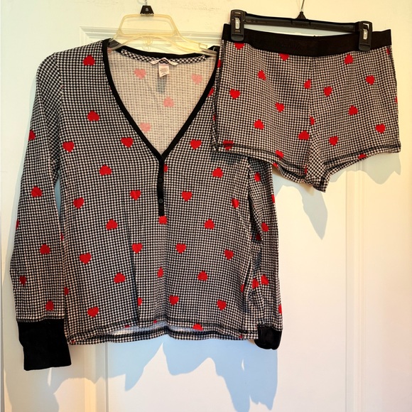 VICTORIA'S SECRET Thermal Short Pajama Set Medium Hearts V-neck long sleeve - Picture 1 of 8